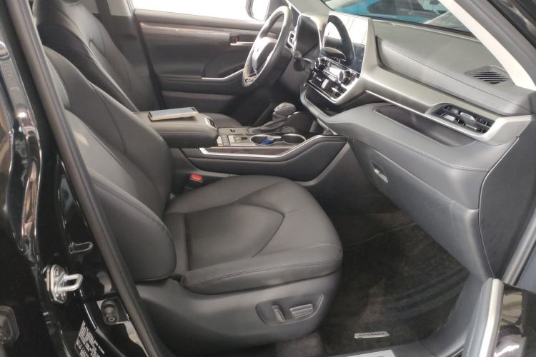 Used Toyota Highlander 2024 2.5L Smart Electric Hybrid Dual-Engine Four-Wheel Drive Prestige Version – 7 Seats Right Front Seat