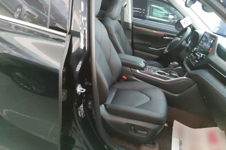 Used Toyota Highlander 2024 2.5L Smart Electric Hybrid Dual-Engine Four-Wheel Drive Prestige Version – 7 Seats Right Front Seat