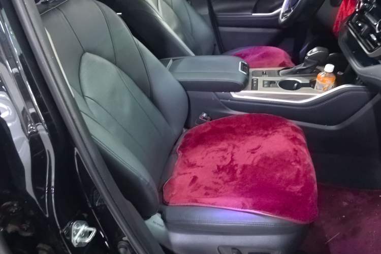 Used Toyota Highlander 2024 2.5L Smart e-Power Dual-Motor All-Wheel-Drive Supreme Edition – 7 Seats Right Front Seat