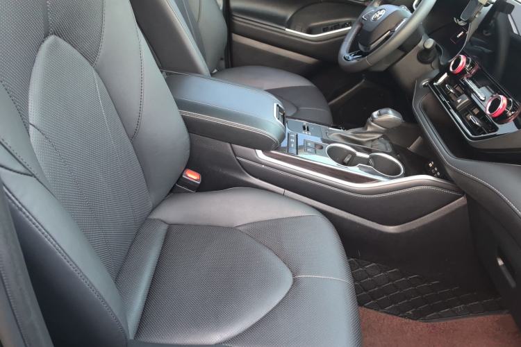 Used Toyota Highlander 2024 2.5L Smart Electric Hybrid Dual-Engine Four-Wheel Drive Prestige Version – 7 Seats Right Front Seat