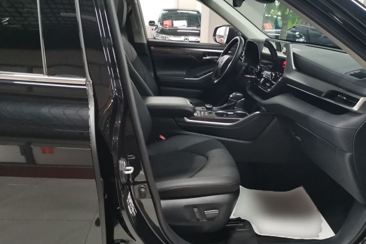 Used Toyota Highlander 2024 2.5L Smart Electric Hybrid Dual-Engine Four-Wheel Drive Prestige Version – 7 Seats Right Front Seat