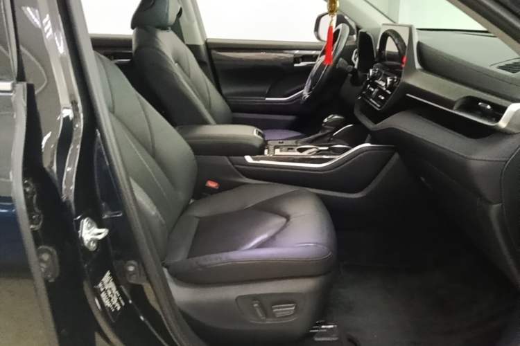 Used Toyota Highlander 2024 2.5L Smart Electric Hybrid Dual-Engine Four-Wheel Drive Prestige Version – 7 Seats Right Front Seat