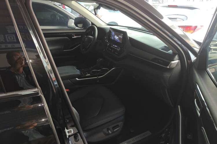 Used Toyota Highlander 2024 2.5L Smart Electric Hybrid Dual-Motor Two-Wheel Drive Luxury Version 7 Seats Right Front Seat