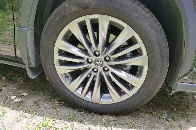 Used Toyota Highlander 2024 2.5L Smart Electric Hybrid Dual-Engine Four-Wheel Drive Prestige Version – 7 Seats Right Front Wheel Hub