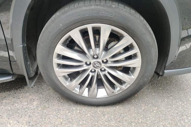 Used Toyota Highlander 2024 2.5L Smart Electric Hybrid Dual-Engine Four-Wheel Drive Prestige Version – 7 Seats Right Front Wheel Hub