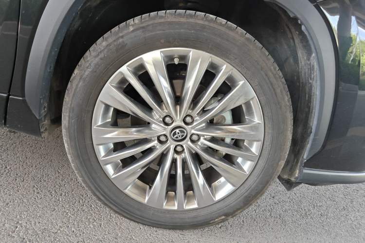 Used Toyota Highlander 2024 2.5L Smart Electric Hybrid Dual-Engine Four-Wheel Drive Prestige Version – 7 Seats Right Front Wheel Hub