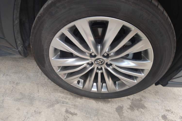 Used Toyota Highlander 2024 2.5L Smart Electric Hybrid Dual-Engine Four-Wheel Drive Prestige Version – 7 Seats Right Front Wheel Hub