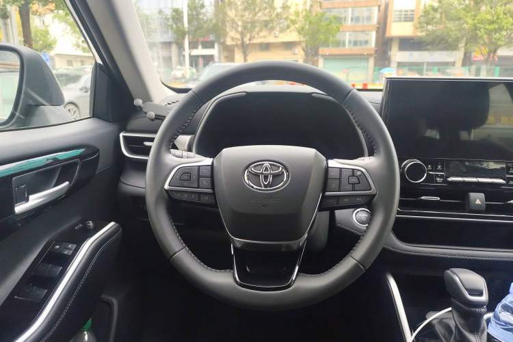 Used Toyota Highlander 2024 2.5L Smart Electric Hybrid Dual-Motor Two-Wheel Drive Luxury Version 7 Seats Steering Wheel