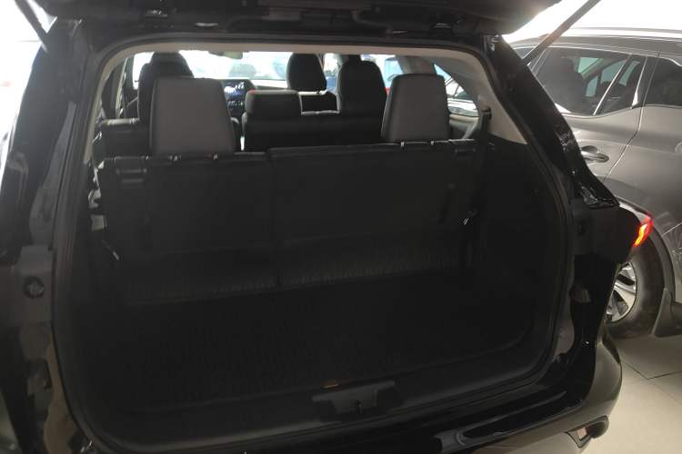 Used Toyota Highlander 2024 2.5L Smart Electric Hybrid Dual-Motor Two-Wheel Drive Luxury Version 7 Seats Trunk