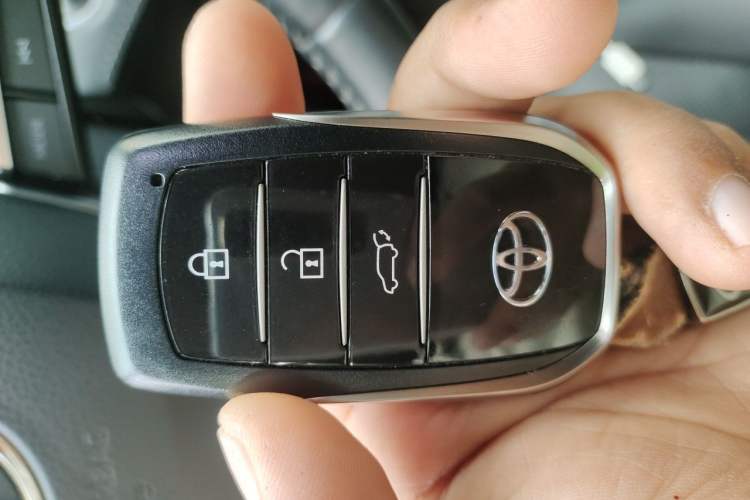 Used Toyota Highlander 2024 2.5L Smart Electric Hybrid Dual-Engine Four-Wheel Drive Prestige Version – 7 Seats Vehicle Key