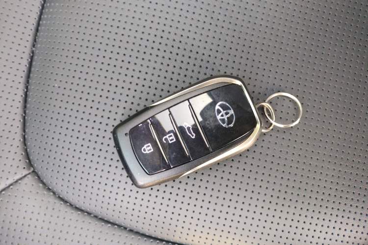 Used Toyota Highlander 2024 2.5L Smart Electric Hybrid Dual-Engine Four-Wheel Drive Prestige Version – 7 Seats Vehicle Key