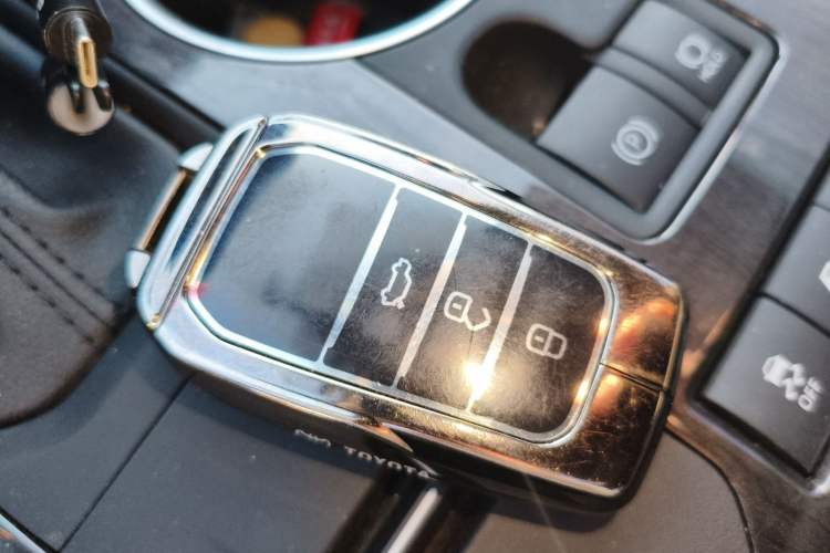Used Toyota Highlander 2024 2.5L Smart Electric Hybrid Dual-Engine Four-Wheel Drive Prestige Version – 7 Seats Vehicle Key