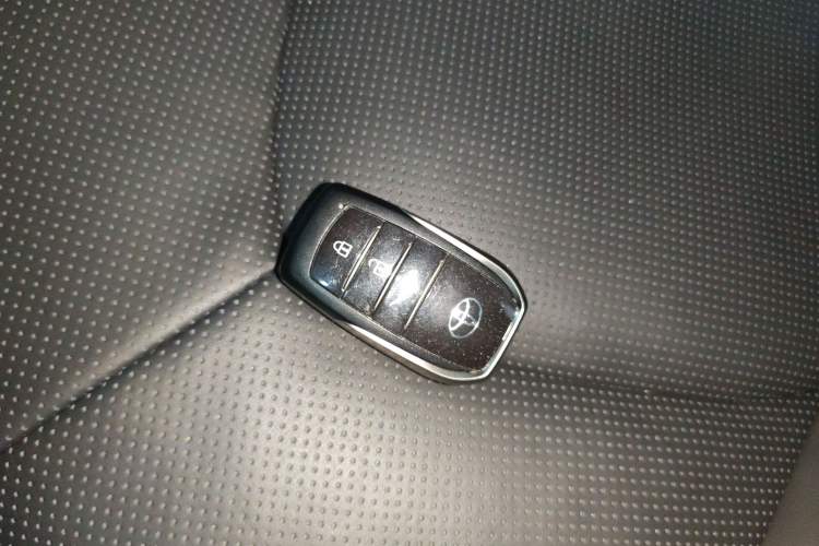 Used Toyota Highlander 2024 2.5L Smart Electric Hybrid Dual-Engine Four-Wheel Drive Prestige Version – 7 Seats Vehicle Key