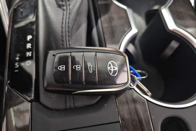 Used Toyota Highlander 2024 2.5L Smart Electric Hybrid Dual-Engine Four-Wheel Drive Prestige Version – 7 Seats Vehicle Key