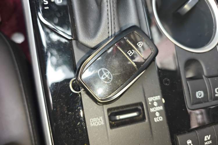 Used Toyota Highlander 2024 2.5L Smart Electric Hybrid Dual-Motor Two-Wheel Drive Luxury Version 7 Seats Vehicle Key