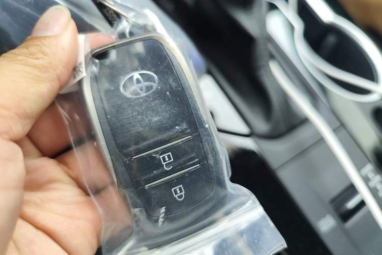 Used Toyota Highlander 2024 2.5L Smart Electric Hybrid Dual-Motor Two-Wheel Drive Luxury Version 7 Seats Vehicle Key