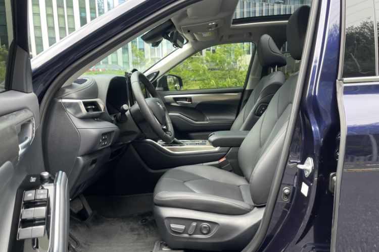 Used Toyota Highlander 2024 2.5L Smart e-Power Dual-Motor All-Wheel-Drive Supreme Edition – 7 Seats Interior 2