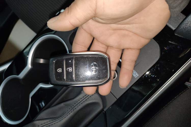 Used Toyota Highlander 2024 2.5L Smart Electric Hybrid Dual-Motor Two-Wheel-Drive Elite Edition 5 Seats Vehicle Key