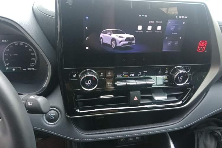 Used Toyota Highlander 2024 2.5L Smart Electric Hybrid Dual-Motor All-Wheel-Drive Luxury 7-Seater Audio And AC Panel