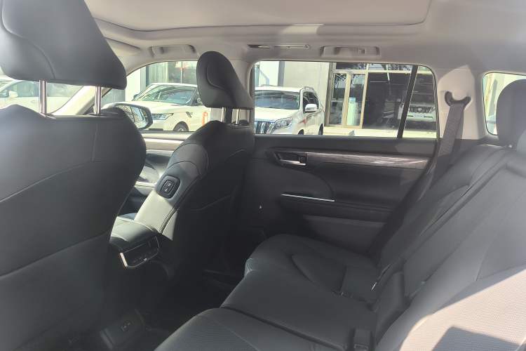 Used Toyota Highlander 2024 2.5L Smart Electric Hybrid Dual-Engine Four-Wheel Drive Prestige Version – 7 Seats Audio And AC Panel