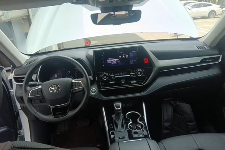 Used Toyota Highlander 2024 2.5L Smart Electric Hybrid Dual-Motor All-Wheel-Drive Luxury 7-Seater Center Console