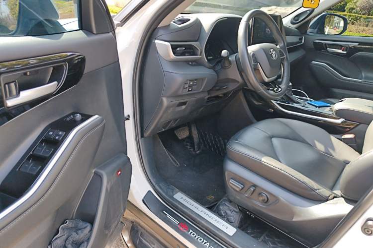 Used Toyota Highlander 2024 2.5L Smart Electric Hybrid Dual-Motor All-Wheel-Drive Luxury 7-Seater Driver Seat
