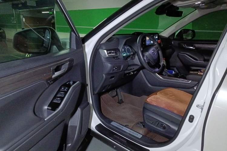 Used Toyota Highlander 2024 2.5L Smart Electric Hybrid Dual-Engine Four-Wheel Drive Prestige Version – 7 Seats Driver Seat