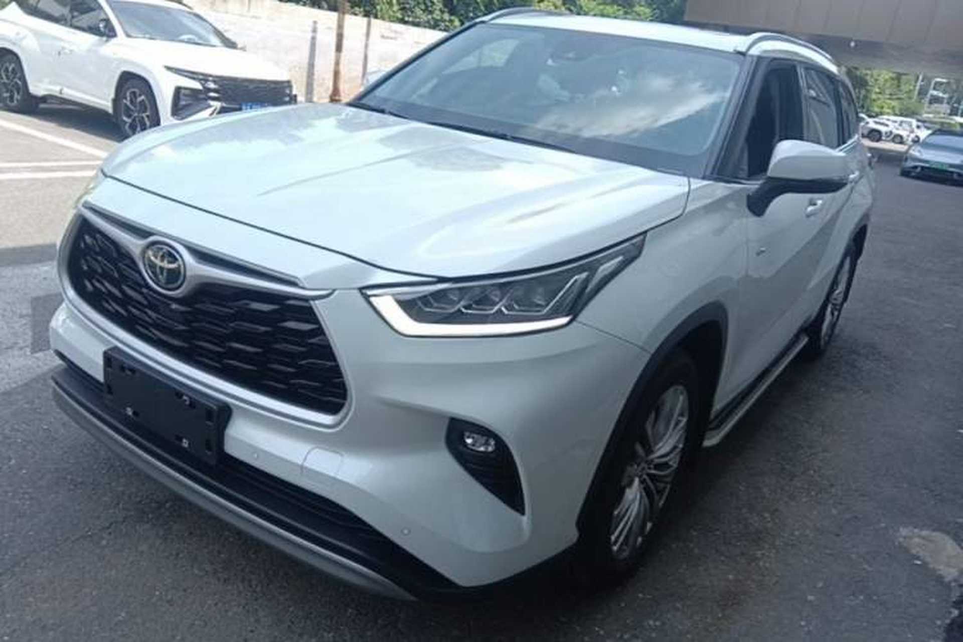Kazakhstan Buyer Praises the Service Behind a 2024 Toyota Highlander Hybrid