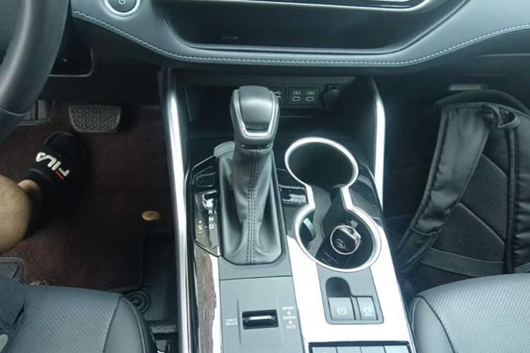 Used Toyota Highlander 2024 2.5L Smart Electric Hybrid Dual-Motor All-Wheel-Drive Luxury 7-Seater Gear Lever