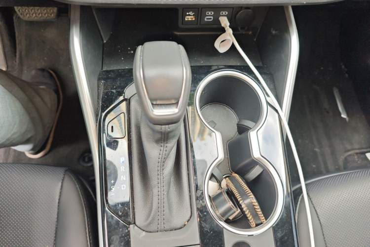 Used Toyota Highlander 2024 2.5L Smart Electric Hybrid Dual-Motor Two-Wheel Drive Luxury Version 7 Seats Gear Lever