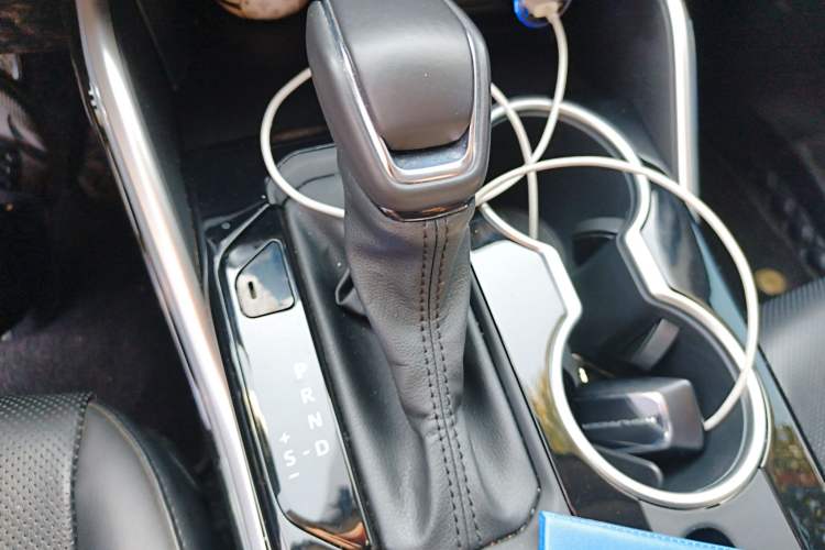 Used Toyota Highlander 2024 2.5L Smart Electric Hybrid Dual-Motor All-Wheel-Drive Luxury 7-Seater Gear Lever