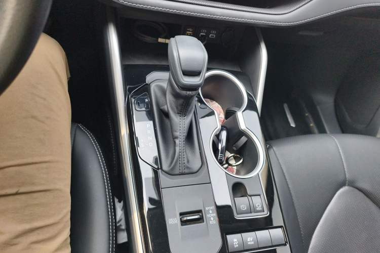 Used Toyota Highlander 2024 2.5L Smart Electric Hybrid Dual-Motor Two-Wheel-Drive Elite Edition 5 Seats Gear Lever
