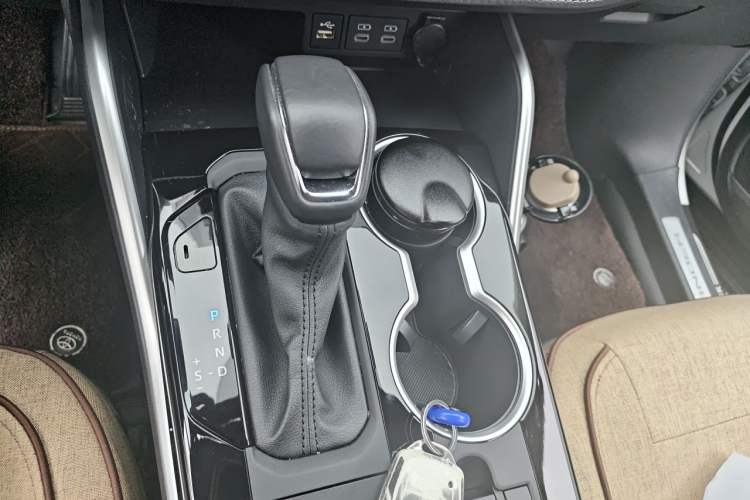 Used Toyota Highlander 2024 2.5L Smart Electric Hybrid Dual-Engine Four-Wheel Drive Prestige Version – 7 Seats Gear Lever