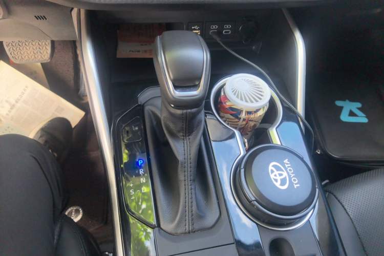 Used Toyota Highlander 2024 2.5L Smart Electric Hybrid Dual-Motor All-Wheel-Drive Luxury 7-Seater Gear Lever