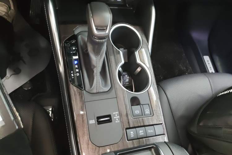 Used Toyota Highlander 2024 2.5L Smart Electric Hybrid Dual-Engine Four-Wheel Drive Prestige Version – 7 Seats Gear Lever