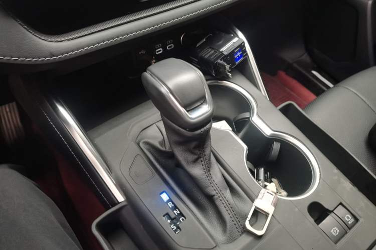 Used Toyota Highlander 2024 2.5L Smart e-Power Dual-Motor All-Wheel-Drive Supreme Edition – 7 Seats Gear Lever