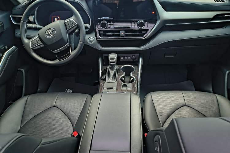 Used Toyota Highlander 2024 2.5L Smart Electric Hybrid Dual-Engine Four-Wheel Drive Prestige Version – 7 Seats Interior 1