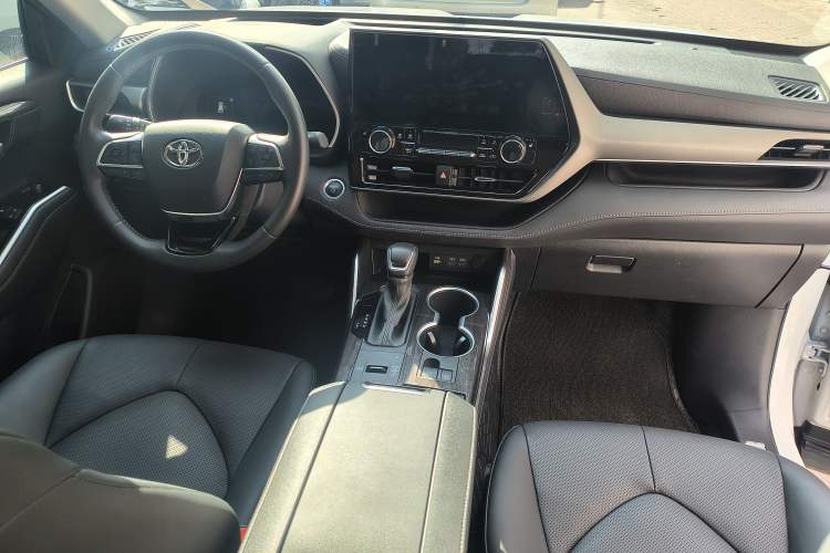 Used Toyota Highlander 2024 2.5L Smart Electric Hybrid Dual-Engine Four-Wheel Drive Prestige Version – 7 Seats Interior 1