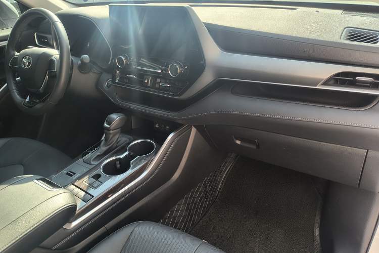 Used Toyota Highlander 2024 2.5L Smart Electric Hybrid Dual-Engine Four-Wheel Drive Prestige Version – 7 Seats Interior 10