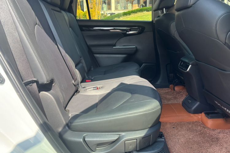 Used Toyota Highlander 2024 2.5L Smart Electric Hybrid Dual-Motor All-Wheel-Drive Luxury 7-Seater Interior 12