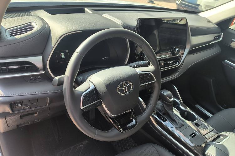 Used Toyota Highlander 2024 2.5L Smart Electric Hybrid Dual-Engine Four-Wheel Drive Prestige Version – 7 Seats Interior 2