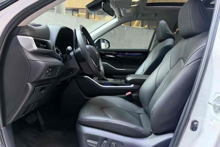 Used Toyota Highlander 2024 2.5L Smart Electric Hybrid Dual-Engine Four-Wheel Drive Prestige Version – 7 Seats Interior 2