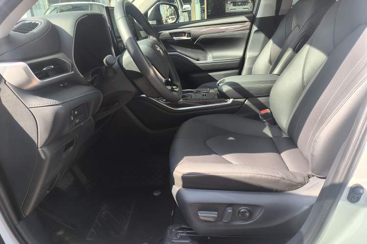 Used Toyota Highlander 2024 2.5L Smart Electric Hybrid Dual-Engine Four-Wheel Drive Prestige Version – 7 Seats Interior 3