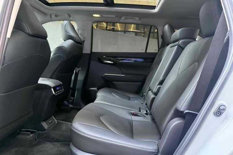 Used Toyota Highlander 2024 2.5L Smart Electric Hybrid Dual-Engine Four-Wheel Drive Prestige Version – 7 Seats Interior 3