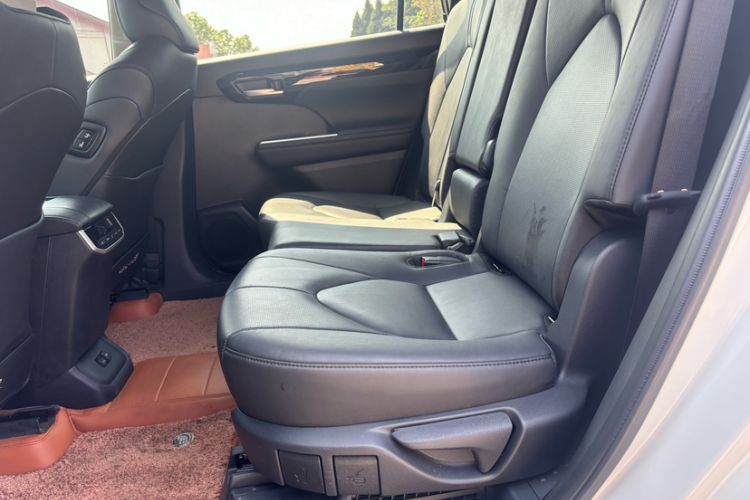 Used Toyota Highlander 2024 2.5L Smart Electric Hybrid Dual-Motor All-Wheel-Drive Luxury 7-Seater Interior 6