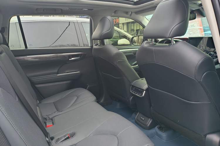 Used Toyota Highlander 2024 2.5L Smart Electric Hybrid Dual-Engine Four-Wheel Drive Prestige Version – 7 Seats Interior 9