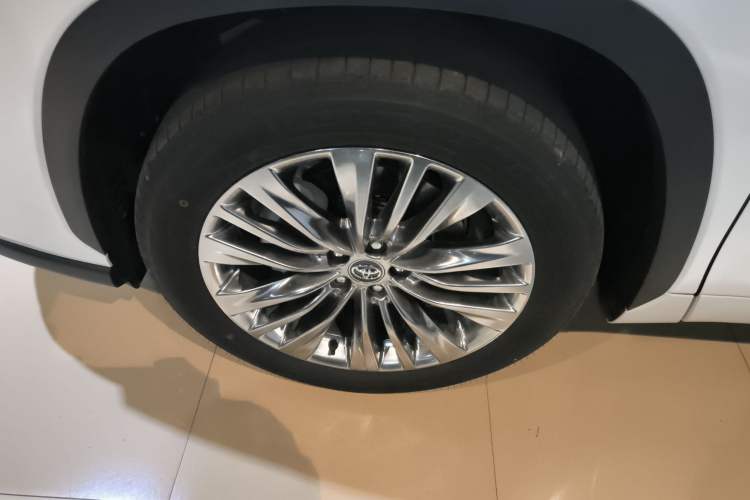 Used Toyota Highlander 2024 2.5L Smart Electric Hybrid Dual-Motor Two-Wheel-Drive Prestige Version 7 Seats Left Front Wheel Hub