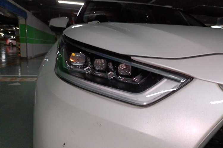 Used Toyota Highlander 2024 2.5L Smart Electric Hybrid Dual-Engine Four-Wheel Drive Prestige Version – 7 Seats Right Front Headlight
