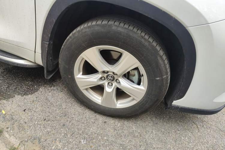Used Toyota Highlander 2024 2.5L Smart e-Power Dual-Motor All-Wheel-Drive Elite Version – 7 Seats Right Front Wheel Hub