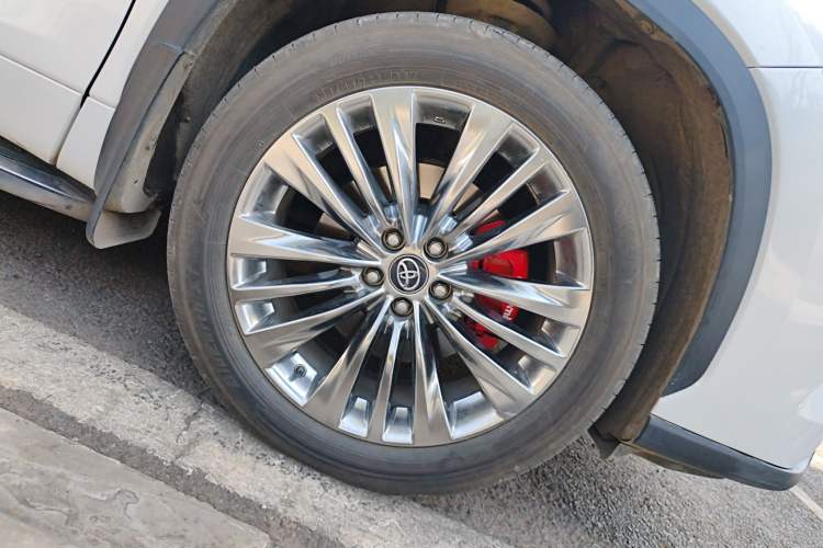 Used Toyota Highlander 2024 2.5L Smart Electric Hybrid Dual-Motor All-Wheel-Drive Luxury 7-Seater Right Front Wheel Hub